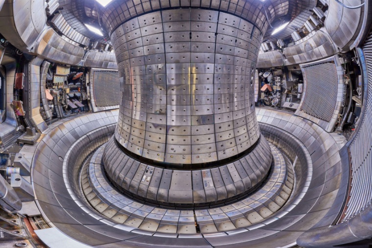 Abb.: Das Plasmagefäß von ASDEX Upgrade. Am Boden sind die Prallplatten des...