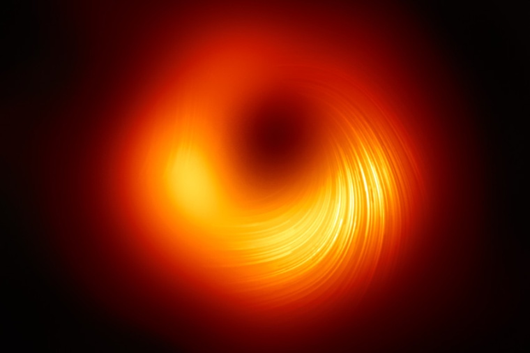 Abb.: Das supermasse­reiche schwarze Loch in der Galaxie M87 im polarisierten...