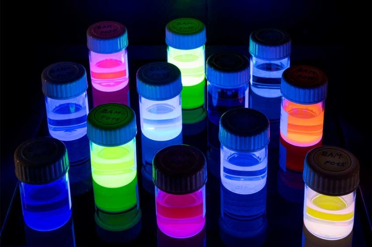 Abb.: Zahlreiche Substanzen können zum Fluoreszieren gebracht werden:...