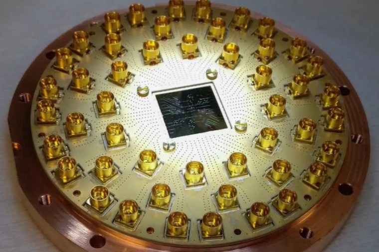 Abb.: Ein Chip mit 17 supraleitenden Quantenbits ist in eine Halterung mit...