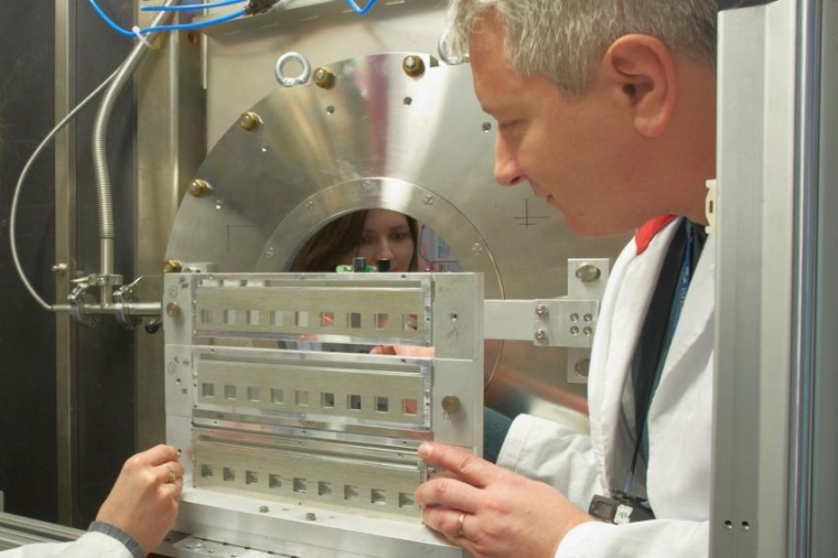 Abb.: Aurel Radulescu am KWS-2-Instrument in der Neutronenleiterhalle am FRM...