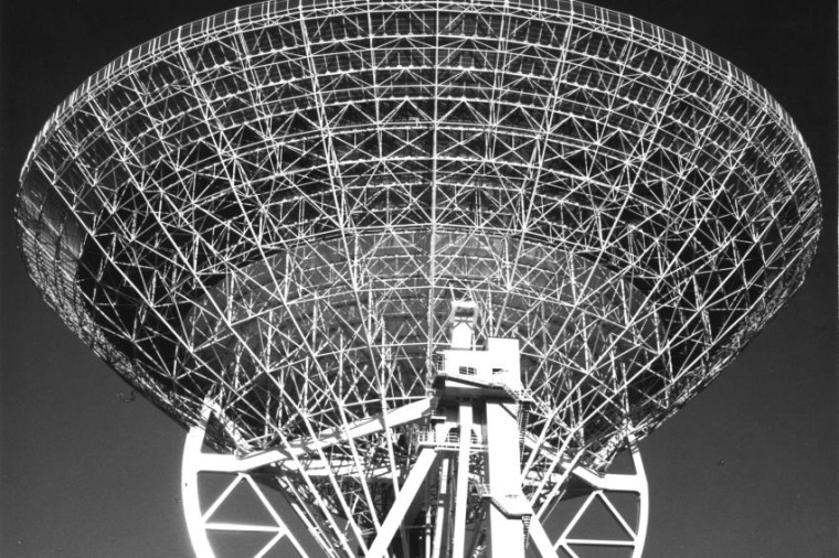 Abb.: Das 100-Meter-Radio­teleskop Effels­berg etwas vor der Eröffnung im...