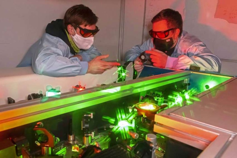 Abb.: Tobias Helk (l.) und Frederik Tuitje in einem Laserlabor der Uni Jena....
