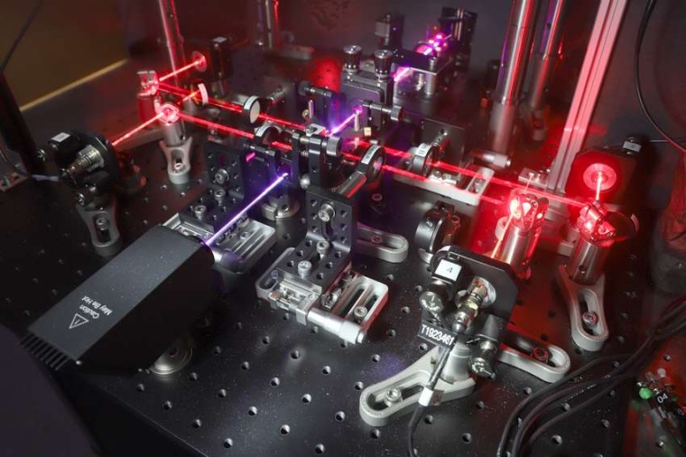 Abb.: Laboraufbau zur Erzeugung der Photonen: Ein nichtlinearer Kristall wird...