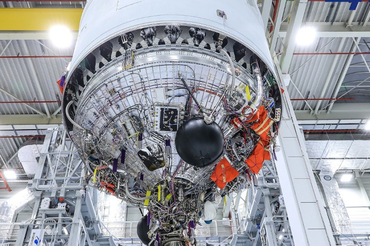 Abb.: Verpackungs­arbeiten an einer Ariane 6 im Tankcenter Bremen. (Bild: F....