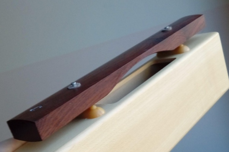 Abb. 2: Holzplättchen einer Marimba mit Resonator