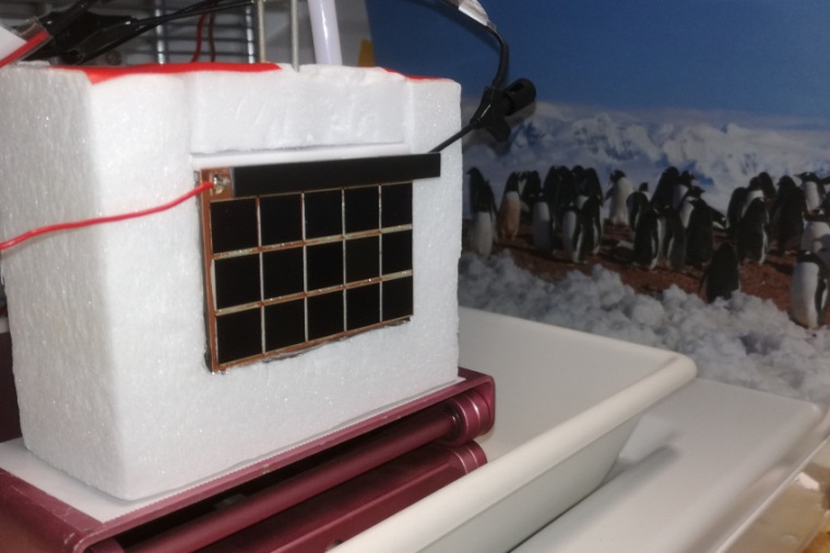 Abb.: Die Ausbeute an Wasserstoff steigt, wenn die Solarzelle thermisch mit...