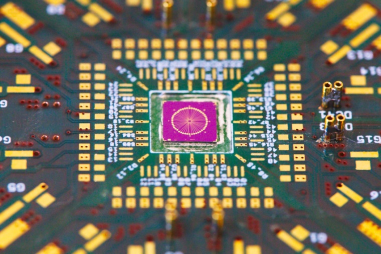 Abb.: Mit dieser Leiterplatte zur Montage eines Nanodrahts suchen Physiker...