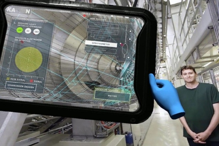 Abb.: Einblick in die VR-Anwendung: Manuel Klein erklärt neben dem...