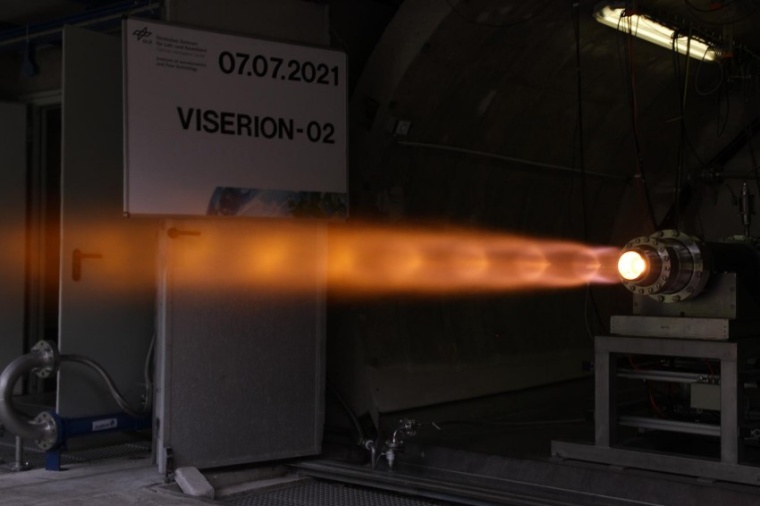 Abb.: Test des Hybridraketen­triebwerks Viserion in Trauen (Bild: DLR)