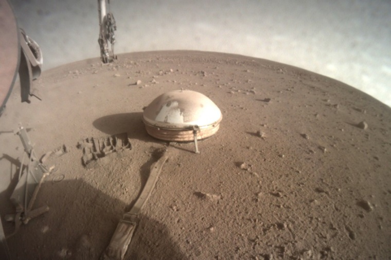 Abb.: Die Mars­lande­fähre InSight der NASA hat dieses Bild des Bereichs vor...