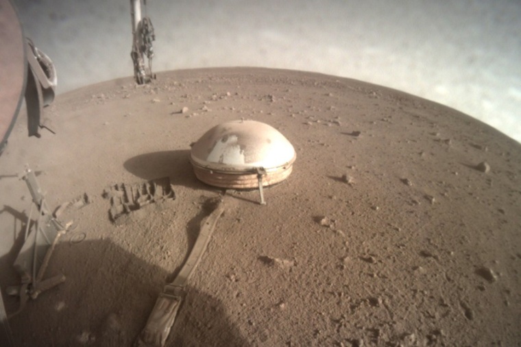 Abb.: Die Marslandefähre InSight der NASA hat dieses Bild des Bereichs vor...