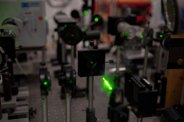 Abb.: Mit zwei Laserstrahlen lassen sich zielgenau die Wechselwirkungen von...