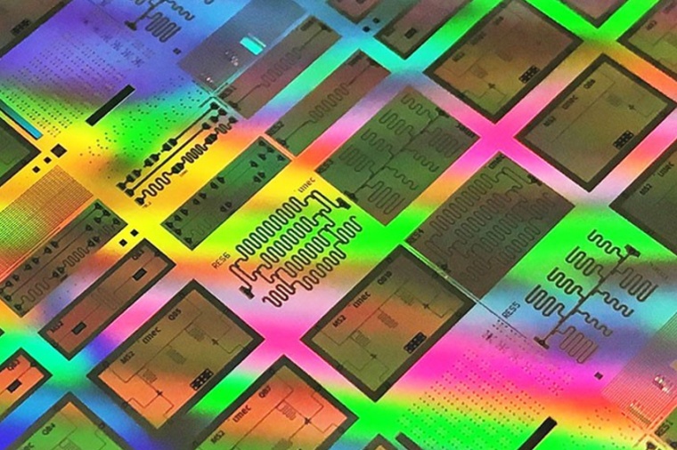 Abb.: Testchip mit supraleitenden Qubits in einem 300 mm integrierten...