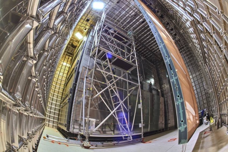Abb.: Weitwinkelaufnahme des Inneren von ProtoDUNE, dem Prototyp für das...