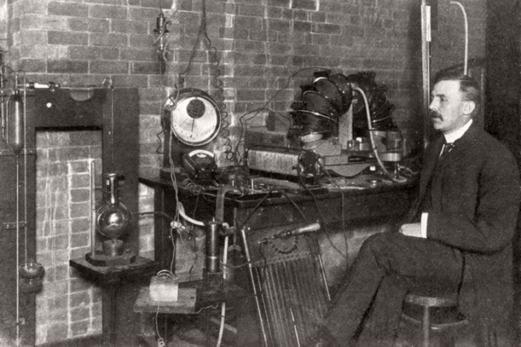 Ernest Rutherford 1905 in seinem Labor an der McGill-Universität im...