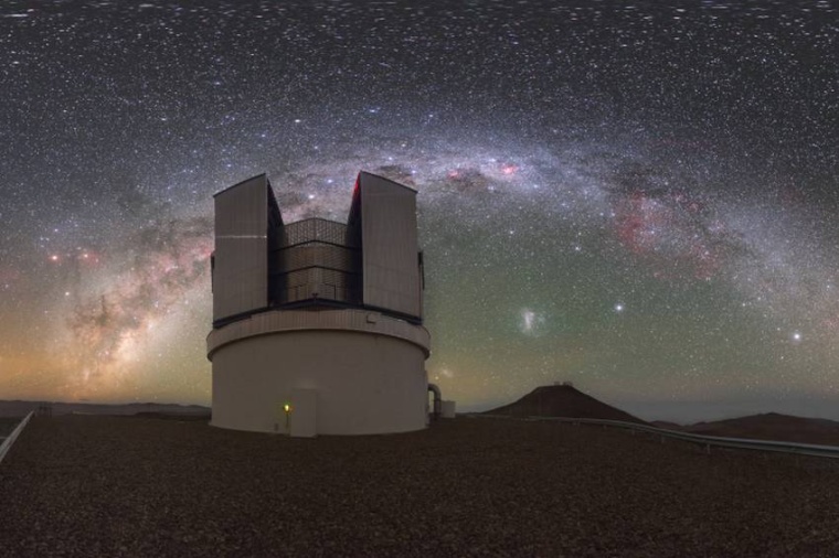 Abb.: Das VISTA-Tele­skop der Euro­pä­ischen Süd­stern­warte in Chile,...