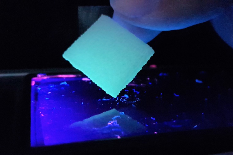 Abb.: Das Pflaster wird im 3D-Drucker passgenau hergestellt und durch grünes...