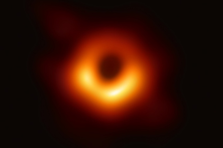 Abb.: Am Bild vom Schatten eines schwarzen Lochs im Zentrum der Galaxie M87...