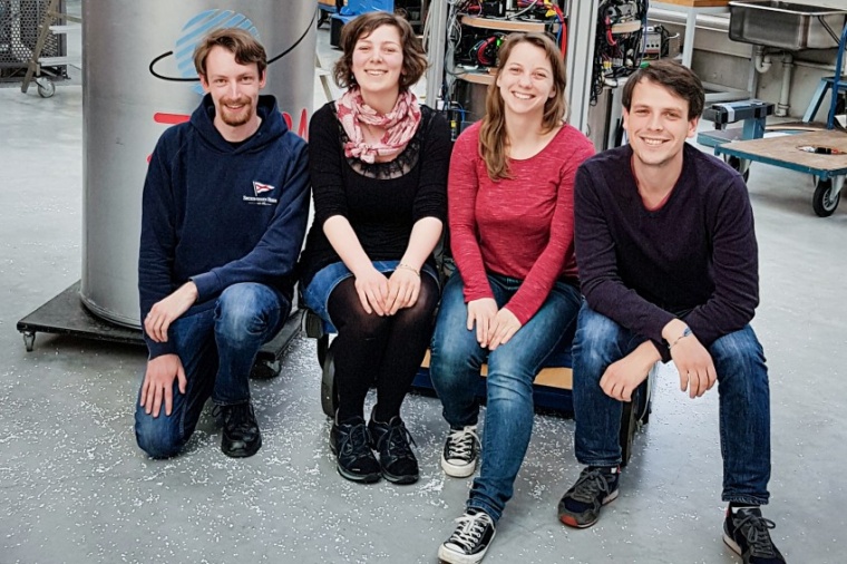 Abb.: Das Forschungsteam Quantus 2 mit ihrer Experimentkapsel im Fallturm...