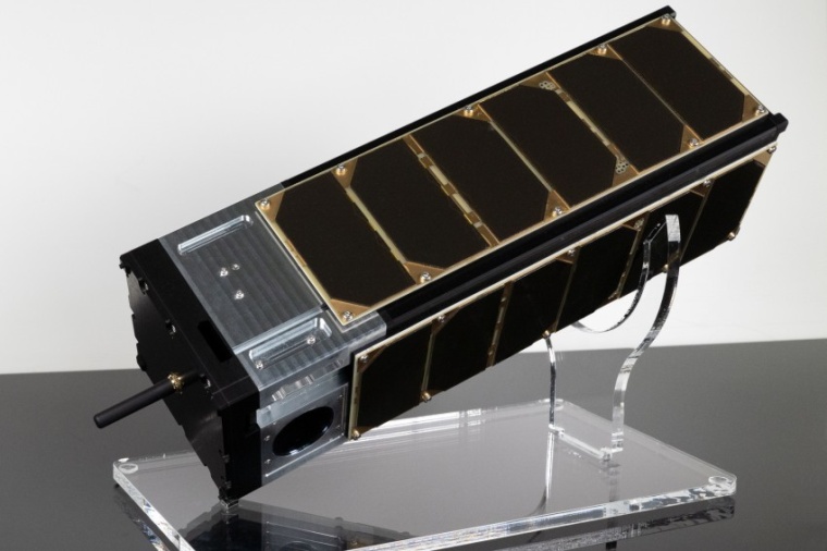 Abb.: Der Nanosatellit W-Cube sendet in 500 Kilometer Höhe Test­signale im Q-...