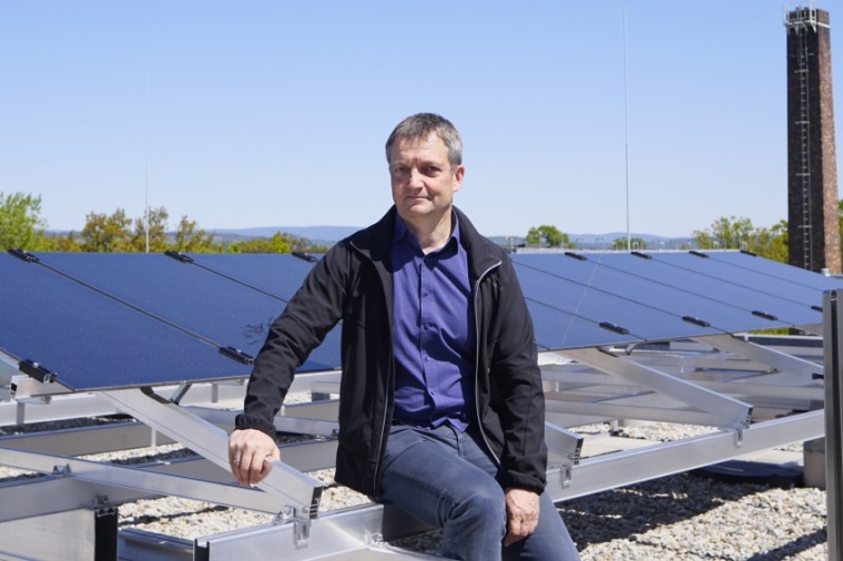 Abb.: Bernd Hüttl leitet das Labor für Photovoltaik und solare...