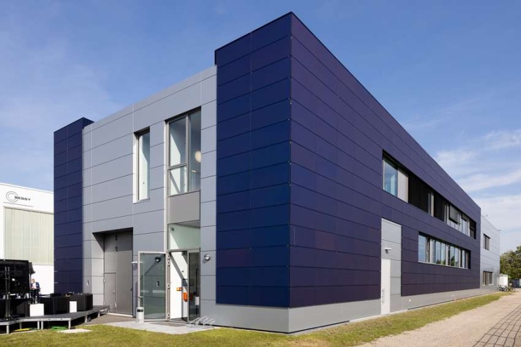Abb.: Das neue For­schungs­ge­bäude mit der Solar-Fassade, die...