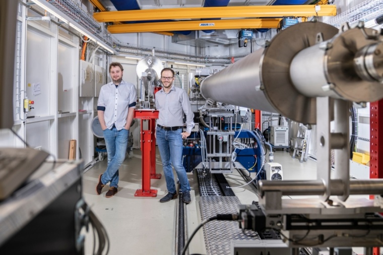 Abb.: Johannes Ihli und Co-Autor Klaus Wakonig an der cSAXS-Strahllinie der...