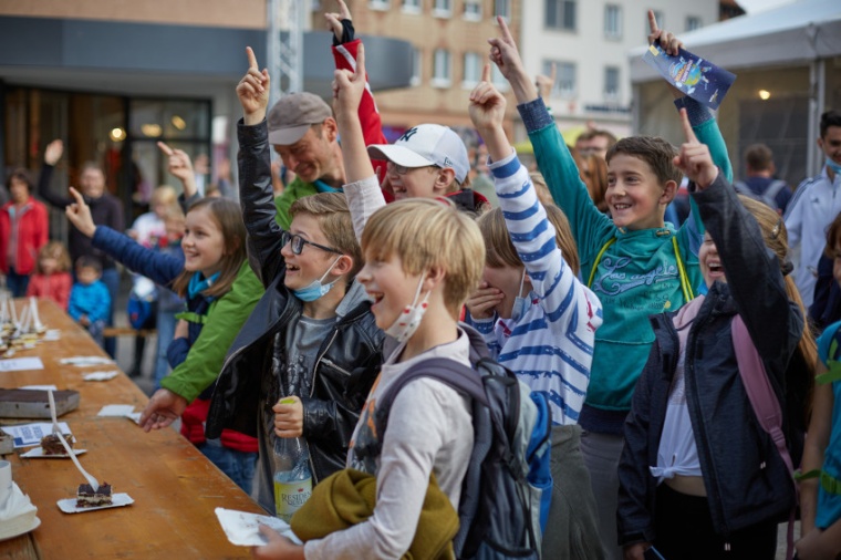 Bei der offiziellen Eröffnung der Ausstellung am Marktplatz freuten sich die...