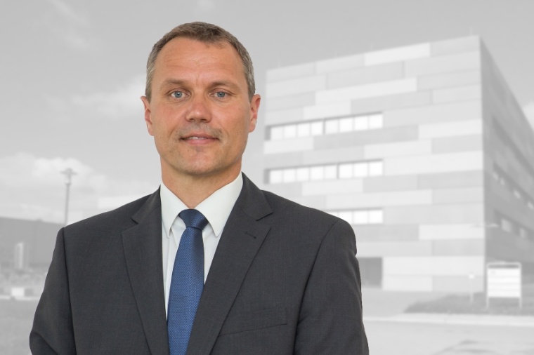 Abb.: Christoph Tegenkamp erforscht atomar dünne Kohlenstoffschichten wie...