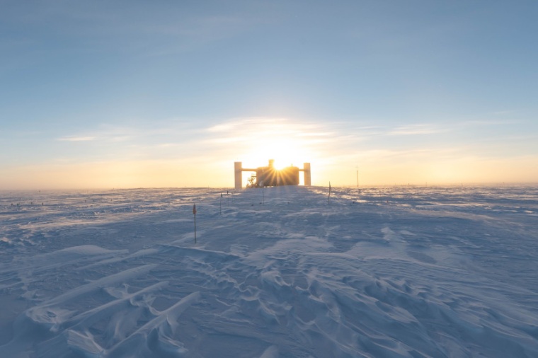 Abb.: Blick auf die Amundsen-Scott-Forschungsstation am Südpol. (Bild: B....