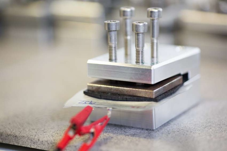 Abb.: Unter Druck: Test einer Batteriezelle. (Bild: J. Lehmkühler, U...