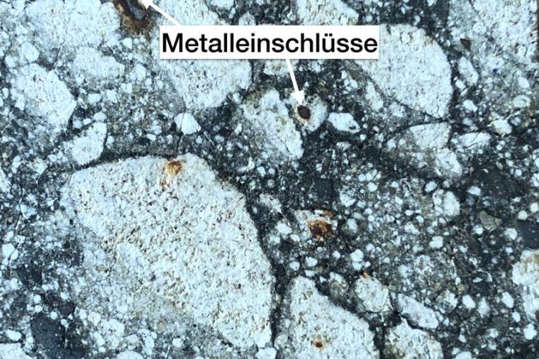 Abb.: Apollo-Probe 60335 mit sichtbaren Metalleinschlüssen: Diese...