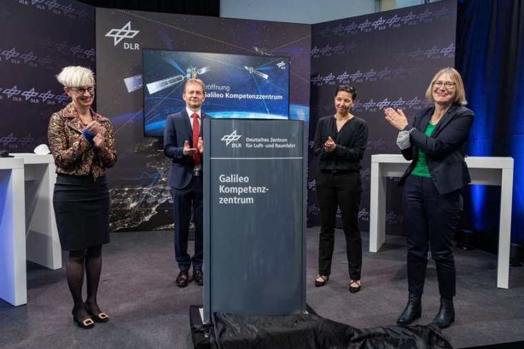 Abb.: Feierliche Enthüllung der Stehle für das...