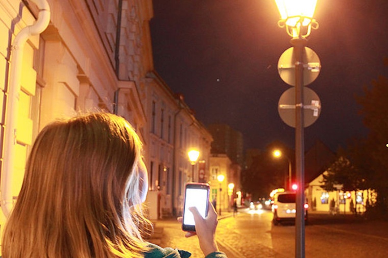 Abb.: Mit einer Smartphone-App lassen sich die Lichter im öffentlichen Raum...