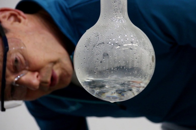Abb.: Zauberei? Justus Notholt bringt Wasser in einem Glaskolben mit kaltem...