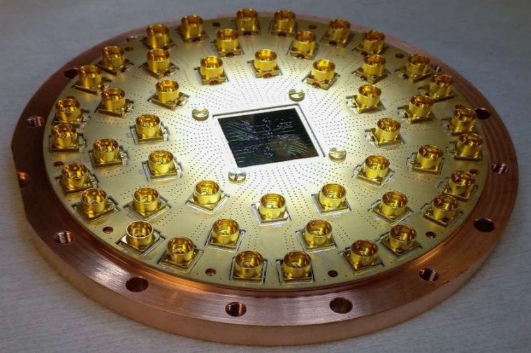 Abb.: Der Quanten­computer-Chip, auf einer Leiter­platte montiert. (Bild:...