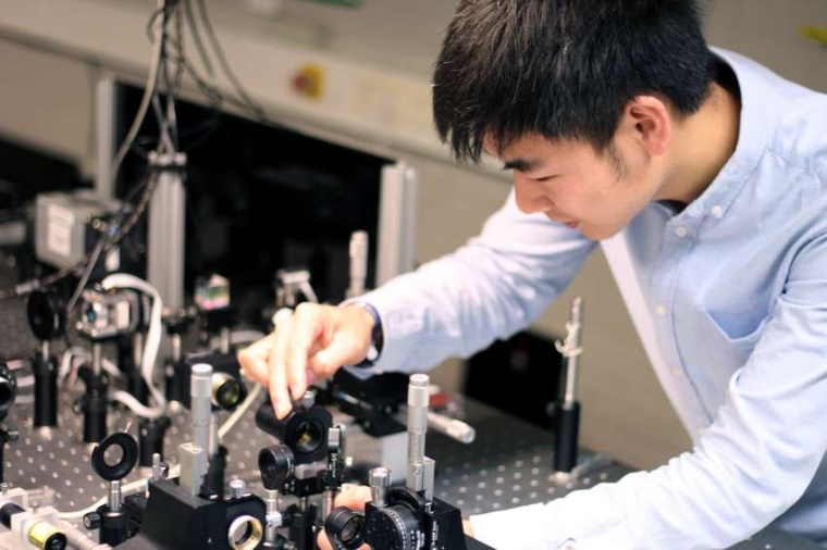 Abb.: Jinlong Lu bei Messungen im Optiklabor. (Bild: T. Zentgraf, U....