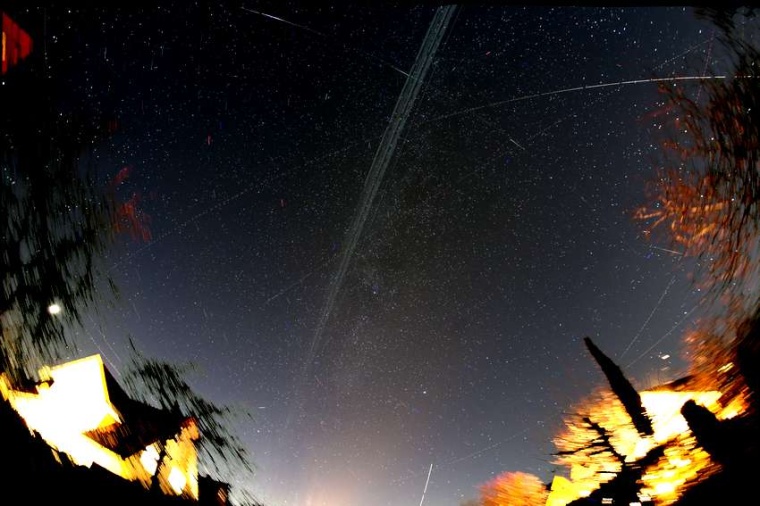 Abb.: Satelliten reflektieren Sonnenlicht und können dadurch so hell wie...