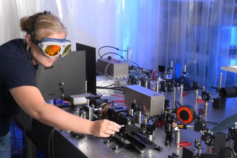 Abb.: Die LZH-Wissenschaftlerin Stefanie Unland baut die Laser­demonstratoren...