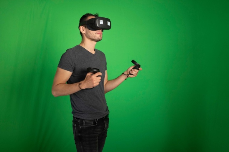 Abb.: MPSP-Doktorand Carlos Sevilla probiert die neue VR-Technologie der School...