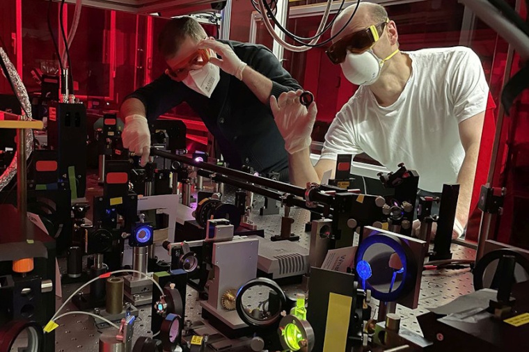 Abb.: Marius Morgenroth (li.) und Mirko Scholz an der Laser-Messapparatur...