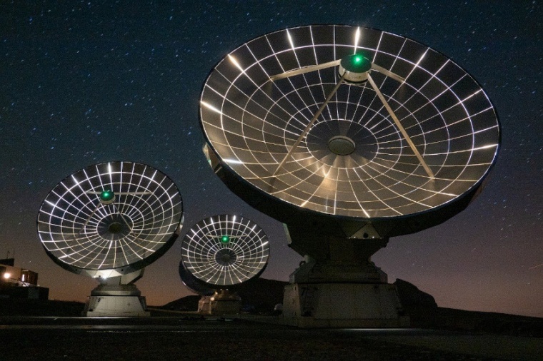 Abb.: Die Antennen des NOEMA-Observatoriums in den französischen Alpen. Das...