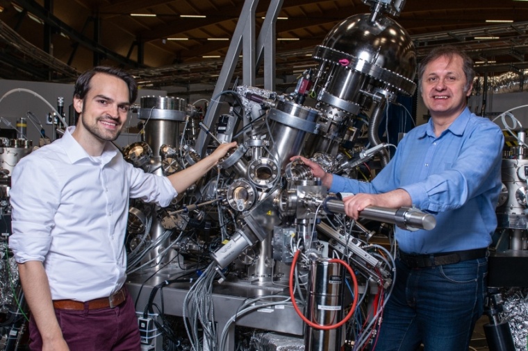 Abb.: Niels Schröter (links) und Vladimir Strocov an einer der...