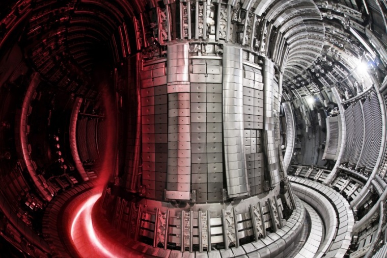 Abb.: JET-Innenraum mit darübergelegter Plasmaaufnahme (Bild: UKAEA)