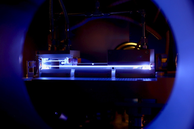 Abb.: Zwei Plasmazellen in einer Vakuumkammer: Die Zellen werden mit Argongas...