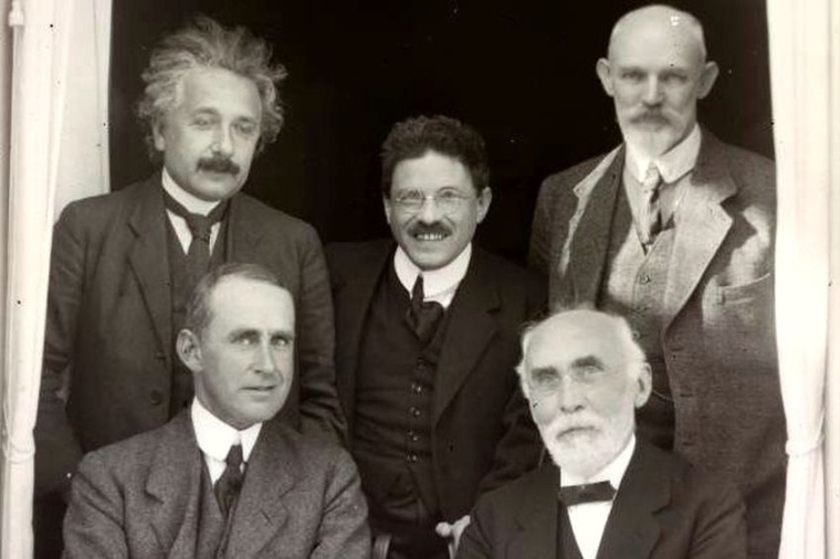Willem de Sitter mit Albert Einstein, Paul Ehrenfest (2. Reihe v. rechts),...