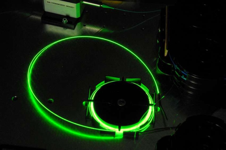 Abb.: Teil der Photonenpaarquelle mit den leuchtenden Glasfaser des...