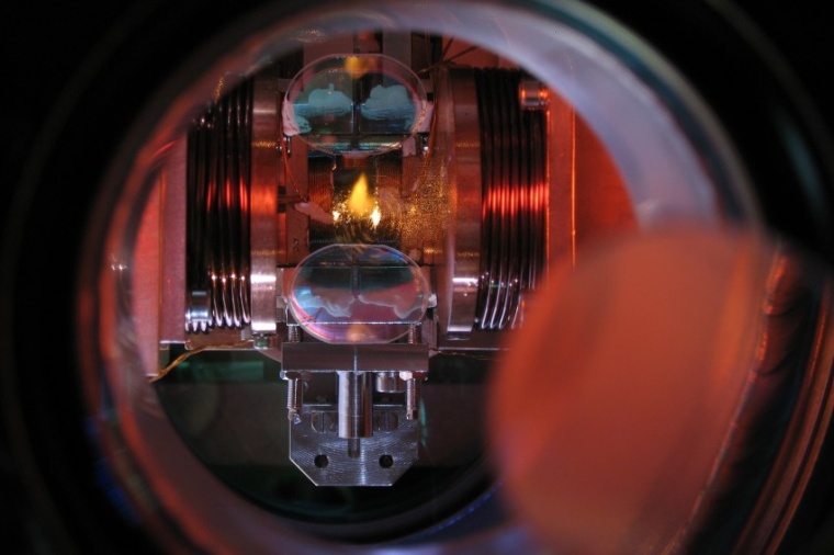 Abb.: Die Aufnahme zeigt kalte Atome (gelb) in einem optischen Resonator auf...