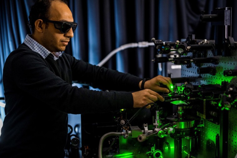 Abb.: Physiker Mohammed Adel Aly experimentiert an zweidimen­sionalen...